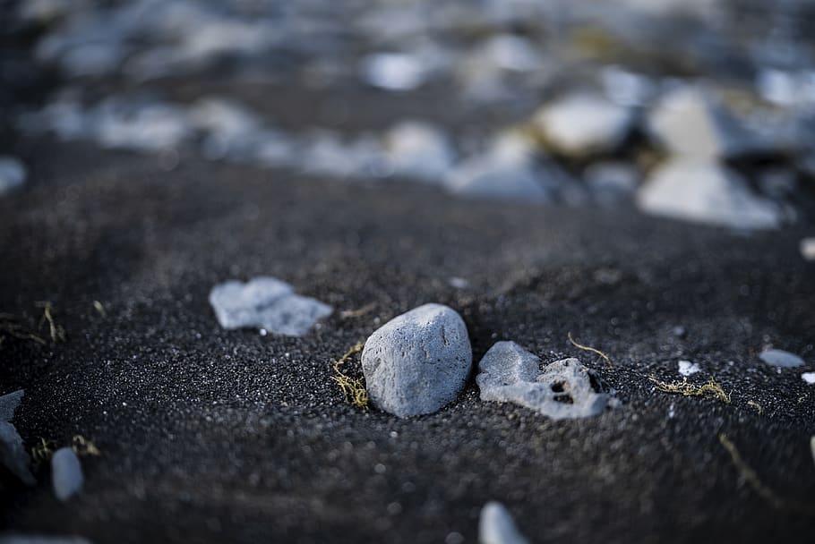 gris, rock, sòl, còdols, carretera, grava, Carretera bruta, asfalt, riu, a l'aire lliure, aigua, naturalesa, fotografia, foto, textura, runes, dit, planta, abies, arbre, enfocament selectiu, cap gent, dia, terra, sòlid, platja, primer pla, sorra, centrar-se en primer pla, rock - object, vista d’angle alt, aspre, temperatura de fred, pedra - objecte, hivern, pedra, fusió, 4K