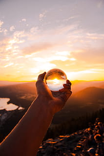 persoon, bezit, glazen bol, reflecterende, zon, bal, bol, kristal, zonsondergang, zonsopkomst, oranje, gloed, hand-, houden, gebied, gouden, pnw, geel, bruin, wolk, berg-, hemel, kristallen bol, menselijke hand, natuur, buitenshuis, zonlicht, mensen, ideeën, mannen, licht - natuurverschijnsel, milieu, concepten, zomer, gloeiend, een persoon, inspiratie, helder, planeet - ruimte, vrouw, zonsopgang - ochtendgloren, kopie ruimte, detailopname, verlicht, 4K, CC0, publiek domein, royaltyvrij