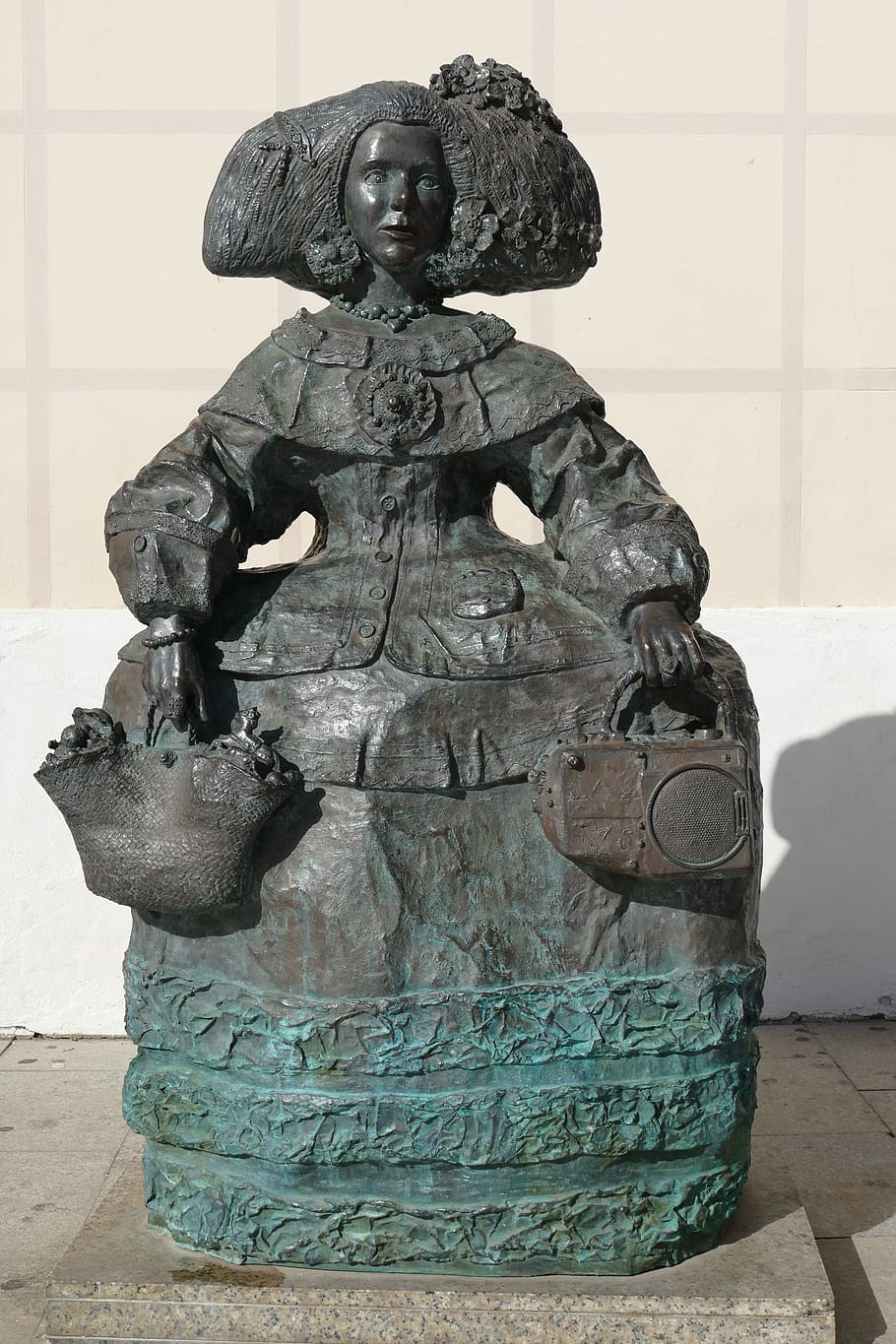 Statue, Bild, Messing-, Kunst, Skulptur, Frau, Tasche, Mitteilungen, Velez-Malaga, Spanien, Kunst und Handwerk, Darstellung, Kreativität, menschliche Darstellung, männliche Ähnlichkeit, die Architektur, keine Leute, Wandbau - Funktion, Tag, gebaute Struktur, Schnitzen - Handwerksprodukt, drinnen, Fokus auf den Vordergrund, Nahansicht, Glauben, alt, 5K