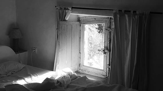 França, servo, dentro de casa, cama, mobília, janela, interior de casa, sala doméstica, dia, cortina, quarto, arquitetura, construção, luz solar, casa, relaxamento, Entrada, ninguém, porta, têxtil, estrutura construída, bagunçado, 4K, CC0, domínio público, royalty free