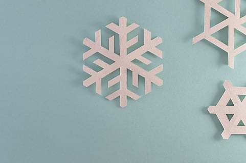 grå, snøflake veggdekorasjon, Kunst, bakgrunn, kreativ, dekor, design, is, illustrasjon, ornament, utsmykkede, sesong, form, snøflak, innendørs, mønster, studio skudd, ingen folk, snøfnugg, kreativitet, kunst og Håndverk, nærbilde, høy vinkel visning, hvit farge, stor gruppe gjenstander, snø, stilleben, blå, farget bakgrunn, geometrisk form, håndverket, 5K, CC0, offentlig domene, opphavsrett gratis