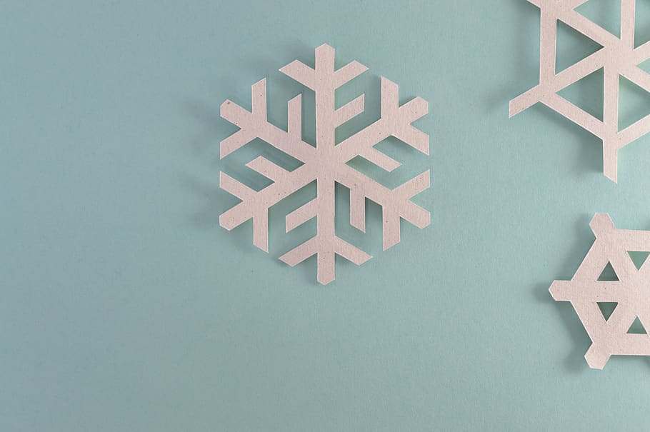 grå, sne flake væg indretning, kunst, baggrund, kreativ, indretning, design, is, illustration, ornament, udsmykkede, sæson-, form, snefnug, indendørs, mønster, studio skud, ingen mennesker, kreativitet, Kunst og håndværk, tæt på, høj vinkel visning, hvid farve, stor gruppe af objekter, sne, stilleben, blå, farvet baggrund, geometrisk form, håndværk, 5K