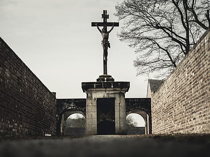 krucifix statue, bygget struktur, arkitektur, religion, tro, ingen mennesker, kryds, bygning udvendig, himmel, spiritualitet, bare træ, natur, bygning, lav vinkel visning, træ, væg, sted for tilbedelse, bue, murstens væg, mursten, udendørs, 4K, CC0, offentligt domæne, royaltyfrie