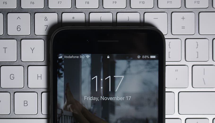 sort, iphone, grå, computer tastatur, teknologi, meddelelse, forbindelse, tekst, trådløs teknologi, computer, tæt på, bærbar informationsenhed, computerudstyr, mennesker, smart telefon, telefon, bærbar, brev, nummer, enhed skærmen, internet, skilt, vestlige script, tastatur, computer nøgle, 2K
