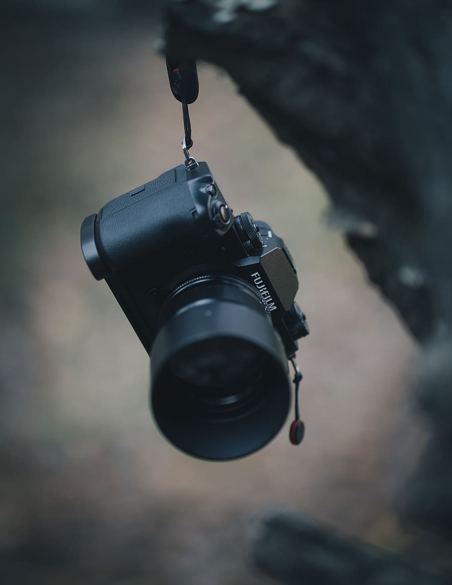 selectiu, focalitzar la fotografia, càmera fujifilm, càmera, electrònica, fujifilm, penjant, lent, macro, centrar-se en primer pla, primer pla, color negre, cap gent, dia, tecnologia, seguretat, enfocament selectiu, a l'aire lliure, metall, comunicació, càmera - equip fotogràfic, naturalesa, protecció, temes de fotografia, natura morta, llum solar, accessori personal, 5K