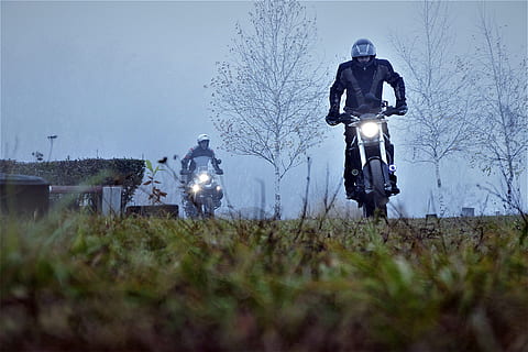 motor, off-road, atv, bitki, ulaşım modu, taşımacılık, doğa, gökyüzü, kara taşıtı, alan, ağaç, arazi, gün, çimen, seçici odak, açık hava, bir kişi, açık havada, motosiklet, akşam karanlığı, Şapkalar, tam uzunluk, 5K, CC0, kamu malı, telif ücretsiz
