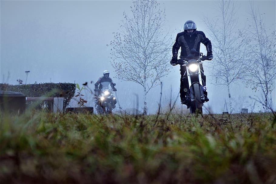 motor, tot terreny, atv, planta, manera de transport, transport, naturalesa, cel, vehicle terrestre, camp, arbre, terra, dia, herba, enfocament selectiu, cel clar, una persona, a l'aire lliure, moto, vespre, barreteria, longitud completa, 5K