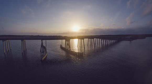 ponte cinza, de praia, ponte, nuvens, alvorecer, doca, tarde, molhe, panorama, leve, oceano, reflexão, mar, vista do mar, Beira Mar, céu, Dom, nascer do sol, por do sol, agua, scenics - natureza, tranquilidade, beleza na natureza, cena tranquila, beira-mar, nuvem - céu, natureza, ninguém, idílico, cena não urbana, horizonte, luz solar, ao ar livre, horizonte sobre a água, poste de madeira, 8K, CC0, domínio público, royalty free