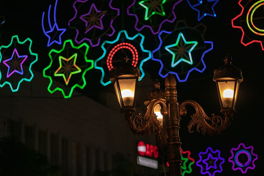 palo luminoso di colore ottone acceso, luce, lampada, illuminazione, neon, fotografia di strada, luci, lampione, laser, Diwali, paralume, urbano, metropoli, costruzione, città, cittadina, all'aperto, natura, notte, vita notturna, simbolo, illuminato, attrezzatura per l'illuminazione, raggiante, architettura, nessuno, struttura costruita, esterno dell'edificio, decorazione, Inquadratura dal basso, elettricità, multicolore, strada, candela, ardente, fuoco, fiamma, lampada elettrica, 5K