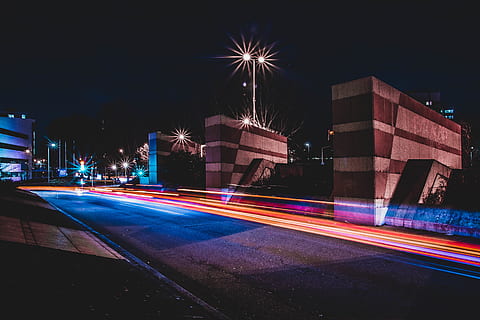 carretera, asfalt, il·luminació, ciutat, metròpolis, urbà, edifici, manera, a l'aire lliure, llum, flamarada, naturalesa, focs artificials, nit, vida nocturna, centre de la ciutat, pneumàtic, il·luminat, exposició llarga, moviment, arquitectura, sender lleuger, carrer, exterior de l'edifici, estructura construïda, moviment borrós, velocitat, transport, brillant, cel, cap gent, multicolor, vida de ciutat, carrer de la ciutat, focs artificials - objecte fet per l'home, exhibició de focs artificials, 5K, CC0, domini públic, lliure de regalies