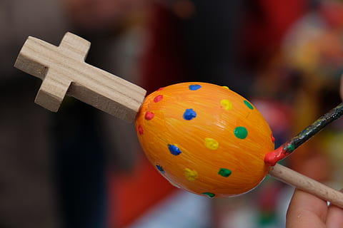 easter, easter egg, colorful, colored, spring, easter theme, easter decorations, custom, focus on foreground, holding, one person, close-up, human hand, human body part, hand, leisure activity, wood - material, orange color, real people, day, fruit, food, lifestyles, childhood, sport, creativity, food and drink, finger, 5K, CC0, public domain, royalty free