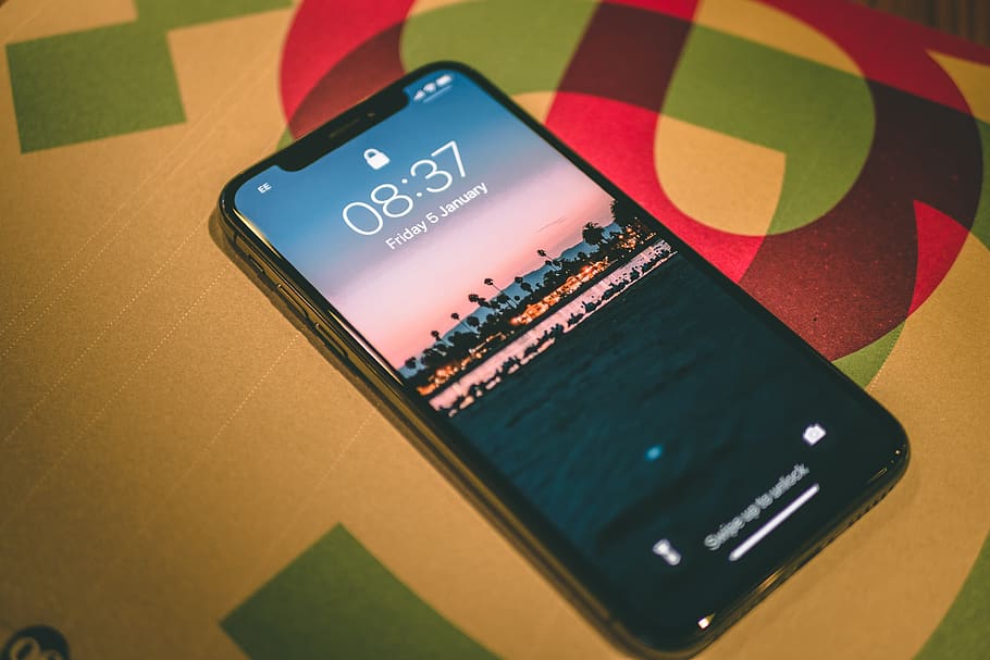 iphone x, poma, iphone, temps, rellotge, fons de pantalla, espai gris, fosc, colors, telèfon, tecnologia, dispositiu d’informació portàtil, tecnologia sense fils, telèfon intel·ligent, comunicació, primer pla, a l'interior, cap gent, multicolor, guió occidental, natura morta, text, vista d’angle alt, taula, pantalla, telèfon mòbil, connexió, pantalla tàctil, pantalla del dispositiu, nombre, 4K