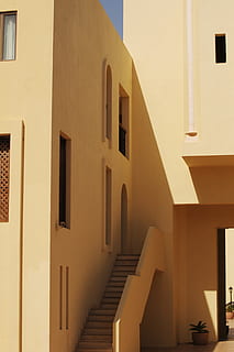 beige Wandfarbe, die Architektur, gebaute Struktur, Gebäudehülle, Gebäude, keine Leute, Fenster, Treppe, Wohngegend, Stufen und Treppen, Sonnenlicht, draußen, Tag, Geländer, Natur, klarer Himmel, Lichtanlage, Wandbau - Funktion, Flachwinkelansicht, Tür, Richtung, Gebäudefunktion, Wohnung, 2K, CC0, gemeinfrei, lizenzfrei