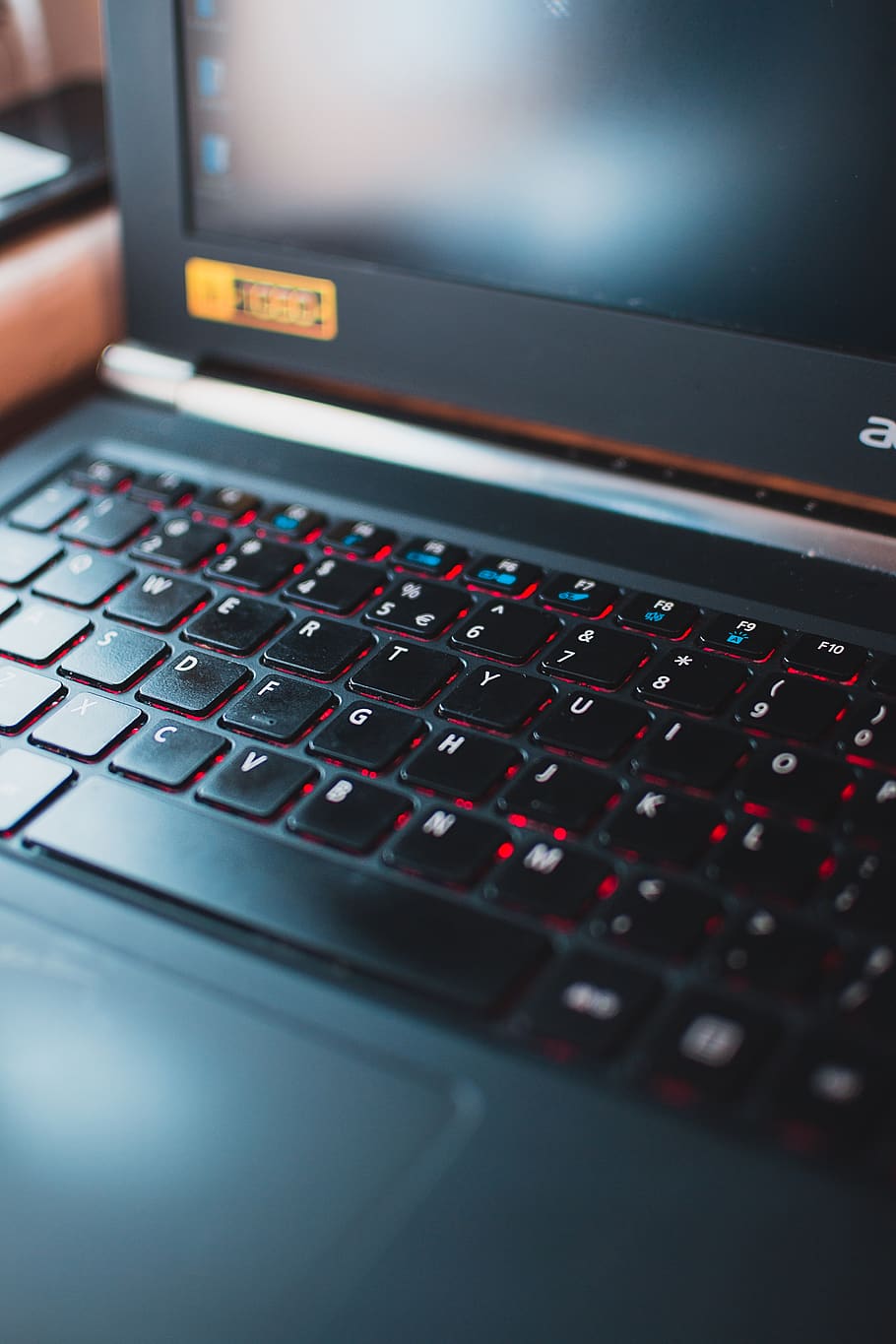 teclat, rgb, llum de fons, mac, MacBook, portàtil, tecnologia, ordinador, programació, alfabet, vermell, llum, configuració, drogues, primer pla, nombre, enfocament selectiu, a l'interior, control, cap gent, panell de control, equip de gravació de so, teclat d’ordinador, comunicació, cultura i entreteniment artístic, equipament, polsador, maquinària, equip d’àudio, música, equips informàtics, 4K