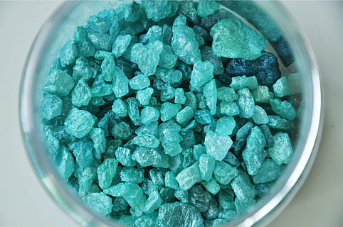 blu, rocce, vaso, arredamento, cibo e bevande, cibo, in casa, avvicinamento, grande gruppo di oggetti, ciotola, contenitore, abbondanza, direttamente sopra, nessuno, natura morta, cibo dolce, caramella, indulgenza, mangiare malsano, dolce, messa a fuoco selettiva, freschezza, color turchese, tentazione, 1080P, CC0, dominio pubblico, privo di copyright