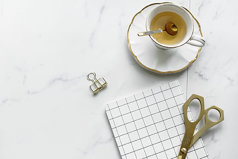 hvit, gullfarget teacup, bakgrunn, blank, ren, kopp, flatlay, ovenfra, marmor, papir, tallerken, saks, bord, te, teskje, hvit bakgrunn, offentlig domene bilder, krus, drikke, mat og Drikke, høy vinkel visning, innendørs, studio skudd, varm drikke, te - varm drikke, forfriskning, kopiere plass, tekopp, rett over, stilleben, ingen folk, kaffe, nærbilde, mat, servise, ettermiddags te, 1080P, CC0, offentlig domene, opphavsrett gratis