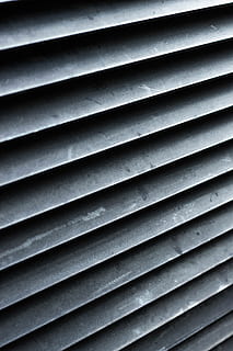 sfiato grigio della finestra, Home decor, libro, finestra, tenda, ombra della finestra, struttura, città, sfondo, arrugginito, metallico, argento, grigio, metallo, pneumatico, griglia, silhouette, corrimano, ringhiera, otturatore, sfondi, modello, fotogramma intero, nessuno, strutturato, ripetizione, avvicinamento, in casa, giorno, architettura, astratto, color argento, struttura costruita, acciaio, protezione, ferro ondulato, effetto strutturato, ornato, lega, 5K, CC0, dominio pubblico, privo di copyright