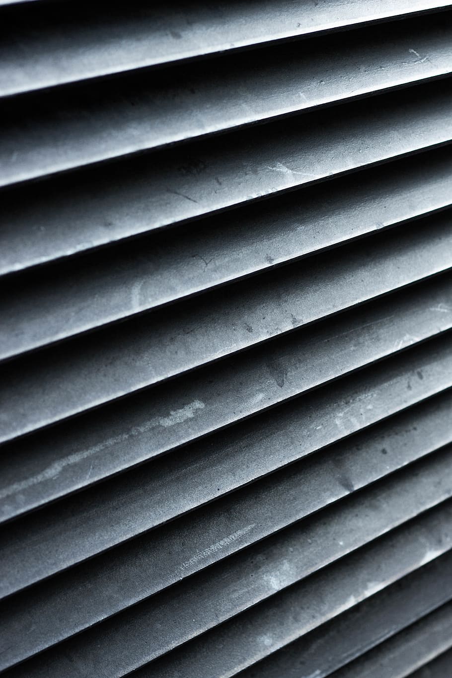 sfiato grigio della finestra, Home decor, libro, finestra, tenda, ombra della finestra, struttura, città, sfondo, arrugginito, metallico, argento, grigio, metallo, pneumatico, griglia, silhouette, corrimano, ringhiera, otturatore, sfondi, modello, fotogramma intero, nessuno, strutturato, ripetizione, avvicinamento, in casa, giorno, architettura, astratto, color argento, struttura costruita, acciaio, protezione, ferro ondulato, effetto strutturato, ornato, lega, 5K