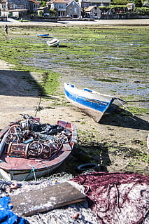 espanya, combarro, vaixell nàutic, transport, manera de transport, aigua, amarrat, dia, naturalesa, cap gent, terra, platja, vista d’angle alt, a l'aire lliure, ribera del riu, riu, planta, tranquil·litat, rem, viatjar, corda, vaixell de pesca, barca de rems, indústria pesquera, 4K, CC0, domini públic, lliure de regalies
