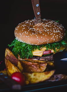 hamburger, špenát, sýr, hovězí, chléb, cheeseburger, kuchyně, Lahodné, večeře, jídlo, oběd, maso, zalévání, výživa, sendvič, Chutný, rajče, zeleniny, báječný, Fast Food, jídlo a pití, nezdravé stravování, připraven jíst, svěžest, uvnitř, detail, nikdo, stálý život, požitek, studio shot, drdol, černé pozadí, vyndat jídlo, pokušení, Svačina, záliba, 5K, CC0, veřejná doména, bez autorských práv