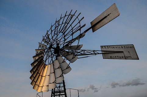 lavvinklet billede, vindmølle, pumpe, windpump, himmel, lav vinkel visning, meddelelse, tekst, skilt, natur, ingen mennesker, metal, teknologi, vestlige script, miljøbeskyttelse, dag, vedvarende energi, sky - himmel, brændstof og elproduktion, retning, alternativ energi, vejledning, udendørs, arkitektur, 4K, CC0, offentligt domæne, royaltyfrie