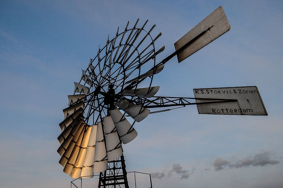 foto de baix angle, molí de vent, bomba, paravent, cel, vista d’angle baix, comunicació, text, signe, naturalesa, cap gent, metall, tecnologia, guió occidental, conservació del medi ambient, dia, energia renovable, núvol - cel, generació de combustible i energia, direcció, energia alternativa, orientació, a l'aire lliure, arquitectura, 4K