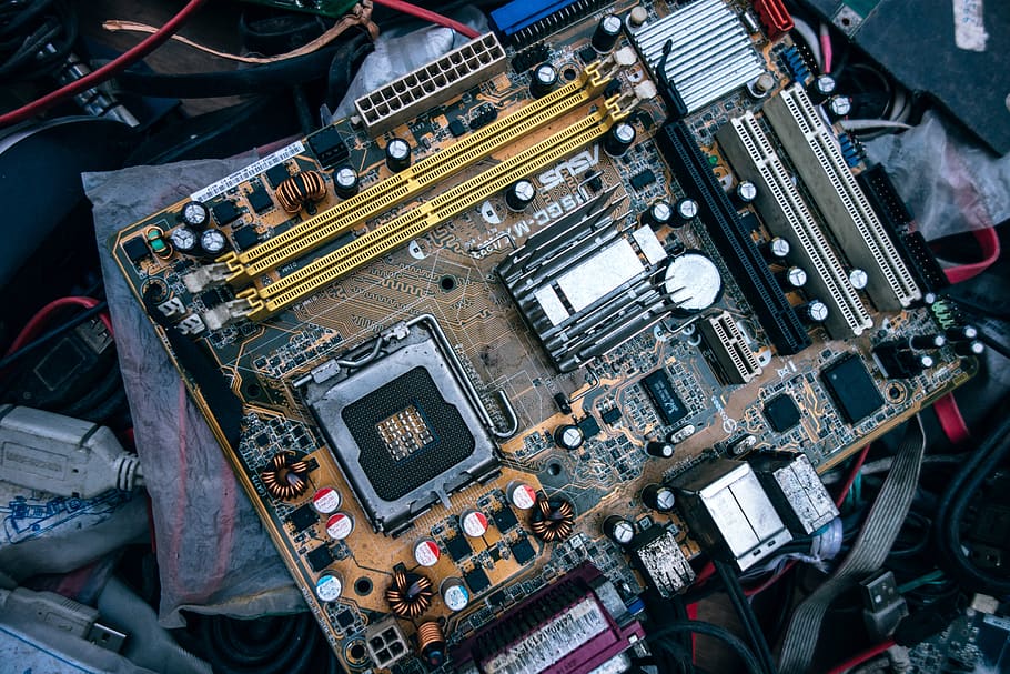 brun computer bundkort, basen, chips, kredsløbsplade, kredsløb, tæt på, komponenter, cpu, elektronik, udstyr, hardware, hovedkort, mikrochip, bundkort, prop, teknologi, tråd, kompleksitet, høj vinkel visning, industri, computerchip, maskineri, ingen mennesker, elektronikindustrien, indendørs, forbindelse, gammel, computer, kontrollere, dag, maskindel, elektrisk udstyr, 5K