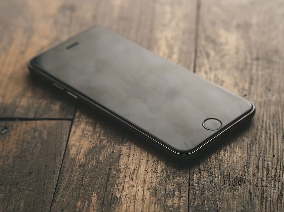 masa, telefon, mobil, obiect, electronic, măr, produs, ecran, atingere, tehnologie, iPhone, lemn - material, nici o persoana, comunicare, a închide, telefon inteligent, în interior, dispozitiv portabil de informații, natură moartă, tehnologia fără fir, conexiune, simplitate, telefon mobil, un singur obiect, ochelari de vedere, să se concentreze asupra primelor elemente, metal, ochelari, culoare alba, rumegus, accesoriu personal, 1080P