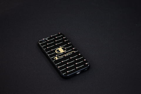 Apfel, iphone, Telefon, Fall, schwarz, Champion, Produkt, minimalistisch, Studioaufnahme, Nahansicht, drinnen, schwarzer Hintergrund, Technologie, keine Leute, Stillleben, Verbindung, einzelnes Objekt, kopieren sie platz, Ausrüstung, High Angle View, Tabelle, schwarze Farbe, kabellose Technologie, Computerausrüstung, Elektronik-Industrie, Nummer, Kunst, Kultur und Unterhaltung, Computerteil, silberfarben, 5K, CC0, gemeinfrei, lizenzfrei