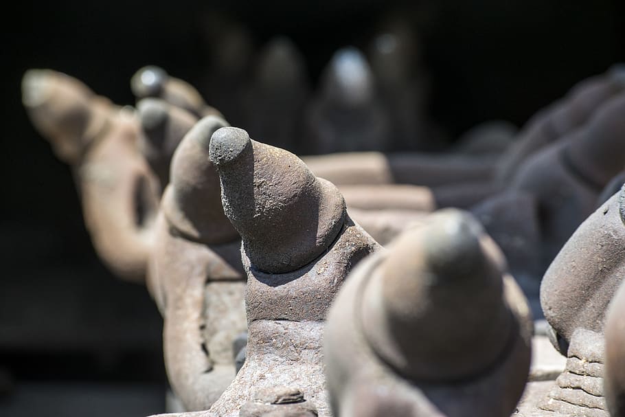 òxid, barana, treballar, màquines, trencher, machinebroker, ferro, ielix, persona, humà, arqueologia, màniga, roba, màniga llarga, militar, uniforme militar, llosa, cadena, escultura, estàtua, art i artesania, representació, representació humana, artesania, arquitectura, semblança masculina, primer pla, dia, gent, creativitat, centrar-se en primer pla, a l'aire lliure, en fila, enfocament selectiu, història, vell, 5K
