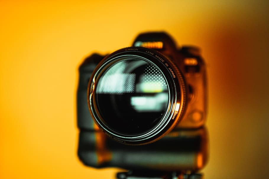 fotocamera dslr nera, telecamera, elettronica, lenti della macchina fotografica, videocamera, Camera digitale, cinghia, schermo, display, Schermo a cristalli liquidi, tenere sotto controllo, fotografo, cilindro, ha parlato, ruota, macchina, ruota in lega, dito, copriobiettivo, proiettore, testo, tecnologia, temi fotografici, macchina fotografica - attrezzatura fotografica, obiettivo - strumento ottico, lente - occhio, girato in studio, avvicinamento, nessuno, in casa, concentrarsi sulle conoscenze acquisite, in stile retrò, messa a fuoco selettiva, singolo oggetto, cultura artistica e intrattenimento, le riprese, giallo, industria cinematografica, colore nero, industria elettronica, videocamera domestica, 5K