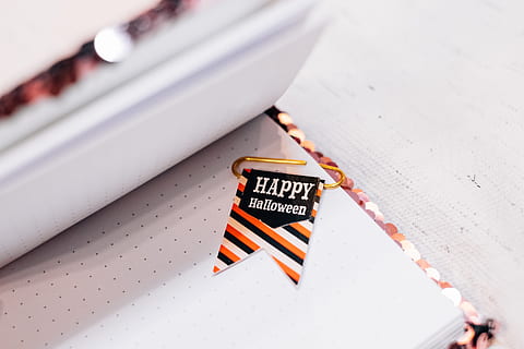 glücklich, Halloween, gedruckt, Papier-, Zusammensetzung, konzeptionelle, Daten, Design, Büro, Stil, Wort, Kommunikation, Nahansicht, Text, High Angle View, keine Leute, westliche Schrift, Zeichen, Tag, weiße Farbe, drinnen, Muster, Fokus auf den Vordergrund, Stillleben, rot, gestreift, Flagge, Transport, Warnschild, 5K, CC0, gemeinfrei, lizenzfrei