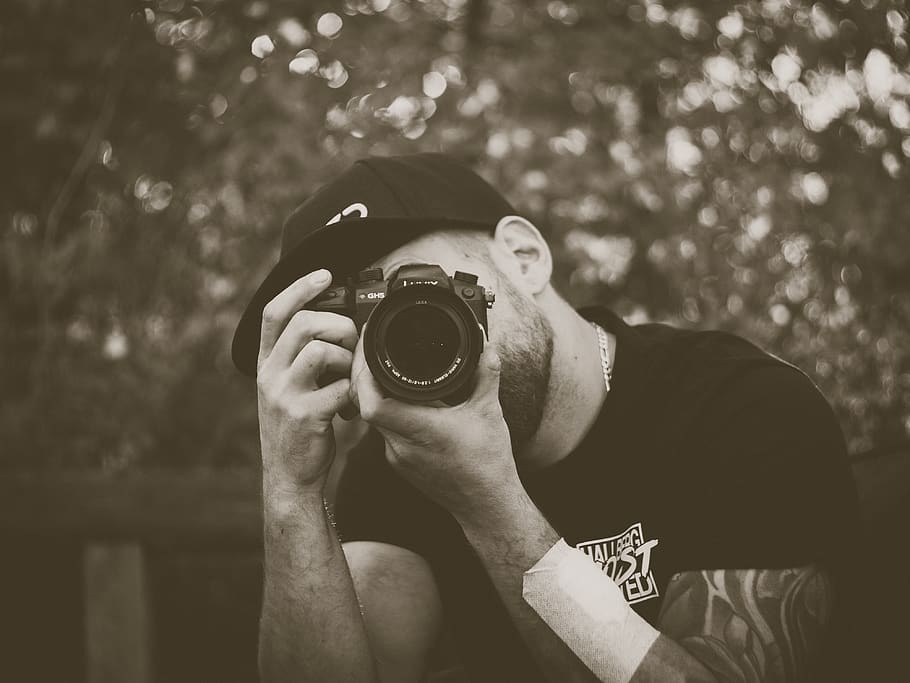muž, který držel fotoaparát, jedna osoba, skutečných lidí, fotografická témata, hospodářství, focení, fotoaparát - fotografické vybavení, aktivita, zaměřit se na popředí, muži, fotografické vybavení, technologie, volnočasové aktivity, životního stylu, den, čelní pohled, digitální fotoaparát, strom, neformální oblečení, portrét, fotograf, venku, digitální jednooká zrcadlovka, zakryté tváře, slr fotoaparát, 4K