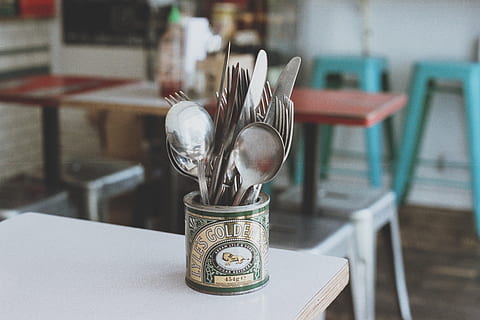 barang perak, set, meja, dalam ruangan, fokus pada latar depan, logam, peralatan dapur, tidak ada orang, alat makan, sendok, masih hidup, merapatkan, garpu, peralatan Rumah tangga, wadah, restoran, bisnis, berwarna perak, dapur, pisau, sekelompok besar objek, kamar domestik, pisau meja, baja, 2K, CC0, domain publik, bebas royalti