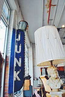 junk, indendørs, ingen mennesker, dag, arkitektur, repræsentation, menneskelig repræsentation, sæde, bord, fravær, belysningsudstyr, bygget struktur, hjemlige værelse, Kunst og håndværk, loft, stol, teknologi, offentlig transport, arkitektoniske kolonne, 4K, CC0, offentligt domæne, royaltyfrie