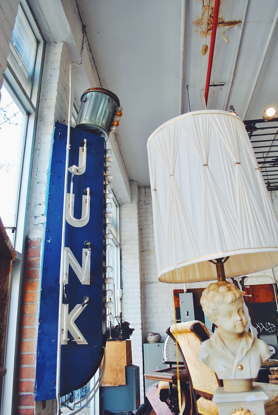 junk, indendørs, ingen mennesker, dag, arkitektur, repræsentation, menneskelig repræsentation, sæde, bord, fravær, belysningsudstyr, bygget struktur, hjemlige værelse, Kunst og håndværk, loft, stol, teknologi, offentlig transport, arkitektoniske kolonne, 4K