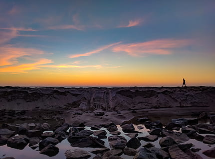 foto siluet, pria, berjalan, bukit, tubuh, air, formasi batuan, pantai, awan, Fajar, malam, horison, pemandangan, cahaya, alam, samudra, orang, refleksi, batu, indah, laut, pemandangan laut, pantai laut, musim panas, matahari, matahari terbit, matahari terbenam, langit, scenics - alam, padat, batu - benda, keindahan di alam, awan - langit, warna oranye, ketenangan, tanah, adegan yang tenang, adegan non-urban, idilis, lingkungan Hidup, tidak ada orang, di luar rumah, iklim, iklim kering, 4K, CC0, domain publik, bebas royalti