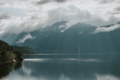 Norwegia, odda, most, chmury, mgła, śnieg, jezioro, woda, atmosfera, krajobraz, góry, fiord, Góra, piękno natury, scenics - natura, chmura - niebo, połączenie, spokojna scena, niebo, spokój, pasmo górskie, żadnych ludzi, nabrzeże, Natura, most - struktura stworzona przez człowieka, scena pozamiejska, dzień, transport, na dworze, 4K, CC0, domena publiczna, darmowe zdjęcia