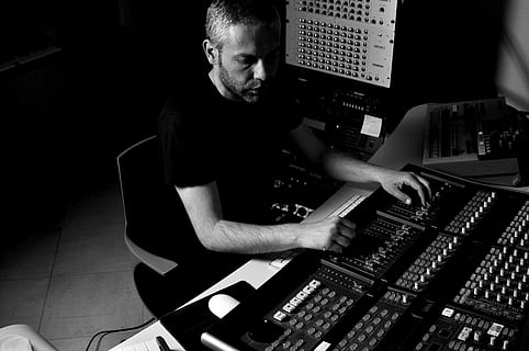 man, gebruik makend van, studio versterker, muziek-, technologie, geluidsopnameapparatuur, geluid mixer, mannen, studio, opnamestudio, een persoon, binnenshuis, geluidsapparatuur, echte mensen, kunst cultuur en entertainment, muziekinstrument, bezetting, zittend, uitrusting, menging, mannetjes, bekwaamheid, Radio zender, 4K, CC0, publiek domein, royaltyvrij