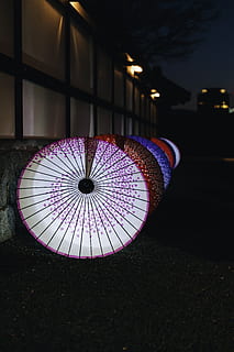 esfera, sòls, llum, dosser, màquina, roda, pis, va parlar, roda d'aliatge, paraigua, il·luminació, passadís, patró, fusta, fusta dura, monitor, electrònica, pantalla lcd, pantalla, il·luminat, nit, protecció, cap gent, equips d’il·luminació, disseny, primer pla, arquitectura, ciutat, forma, carrer, seguretat, centrar-se en primer pla, a l'aire lliure, sendera, pluja, estructura construïda, porpra, sostre, 5K, CC0, domini públic, lliure de regalies