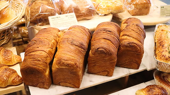 pane, pane semplice, forno, baggette, tous les jours, pane baguette, dolce, Corea, Repubblica di Corea, fotografia di cibo, panettiere, luce da sera design forato, boulangerie, Panadería, Pastelería, bäcker, cửa hàng bánh mỳ, cibo e bevande, cibo, al forno, croissant, freschezza, natura morta, cibo francese, in casa, nessuno, avvicinamento, Marrone, cibo dolce, pronto a mangiare, scelta, indulgenza, vista dall'alto, variazione, Al dettaglio, in vendita, articolo da forno, tentazione, saldi, spuntino, esposizione al dettaglio, sfoglia, vassoio, 5K, CC0, dominio pubblico, privo di copyright
