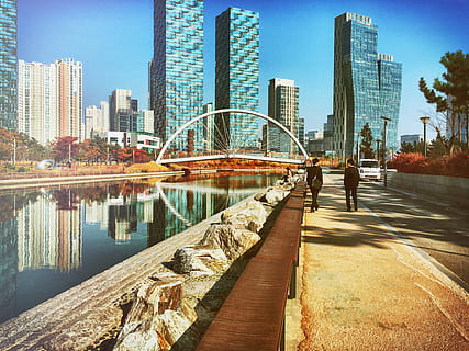 fons de pantalla digital, ciutat, pont, riu, gratacels, caminar, persona, paisatge urbà, llac, edifici, aigua, cannel, arquitectura, estructura construïda, exterior de l'edifici, exterior d’edifici d’oficines, cel, transport, naturalesa, alta - alta, oficina, dia, torre, modern, reflexió, pont - estructura feta per l'home, a l'aire lliure, districte financer, 4K, CC0, domini públic, lliure de regalies