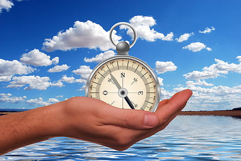 Hand, Kompass, Orientierung, Richtung, Pfeile, Verzeichnis, Erfolg, Geschäft, Werdegang, Navigation, Norden, Himmelsrichtungen, menschliche Hand, Himmel, menschliches Körperteil, wolke - himmel, halten, Navigationskompass, Natur, Zeit, Menschen, Wasser, Beratung, Messinstrument, Blau, draußen, Tag, Nahansicht, menschlicher Finger, die Architektur, Finger, Uhr, Meteorologie, 4K, CC0, gemeinfrei, lizenzfrei