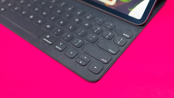 Tastatur, Hardware-, Elektronik, Computer Tastatur, Computer, Computerhardware, iphone, Mobiltelefon, Handy, Telefon, kabellose Tastatur, intelligente Tastatur, Apple Smart Keyboard, ipad pro 2018, ipad pro 2017, Android, Apple MacBook, Apfel, ipad pro, MacBook, Technologie, Computerausrüstung, kabellose Technologie, Verbindung, Studioaufnahme, drinnen, Geschäft, Nahansicht, Kommunikation, kopieren sie platz, Internet, Portabilität, keine Leute, Laptop, Computerteil, pinke Farbe, farbiger Hintergrund, silberfarben, globale Kommunikation, elektrische Ausrüstung, Computerschlüssel, 5K, CC0, gemeinfrei, lizenzfrei