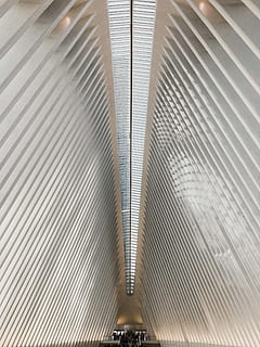 soffitto bianco, modello, ornamento, frattale, struttura, corridoio, cilindro, cerniera, pavimento, corrimano, ringhiera, acciaio, legna, simbolo, freccia, schermo, elettronica, schermo antincendio, mobilia, ascensore, spirale, in casa, metallo, architettura, nessuno, a strisce, struttura costruita, soffitto, vista dall'alto, moderno, avvicinamento, color argento, caratteristica della parete, scala mobile, strutturato, mezzi di trasporto, pavimentazione, convenienza, sfondi, scala, 4K, CC0, dominio pubblico, privo di copyright