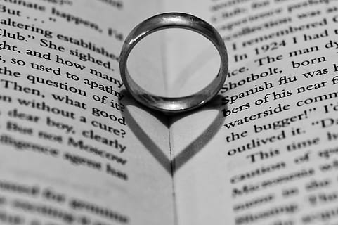 Bestil, ring, hjerte, skygge, makro, kærlighed, romantik, bryllup, smykker, offentliggørelse, tekst, selektiv fokusering, tæt på, begivenhed, vielsesring, fest, indendørs, papir, stilleben, åben, hjerte form, ingen mennesker, side, litteratur, personlige tilbehør, 5K, CC0, offentligt domæne, royaltyfrie
