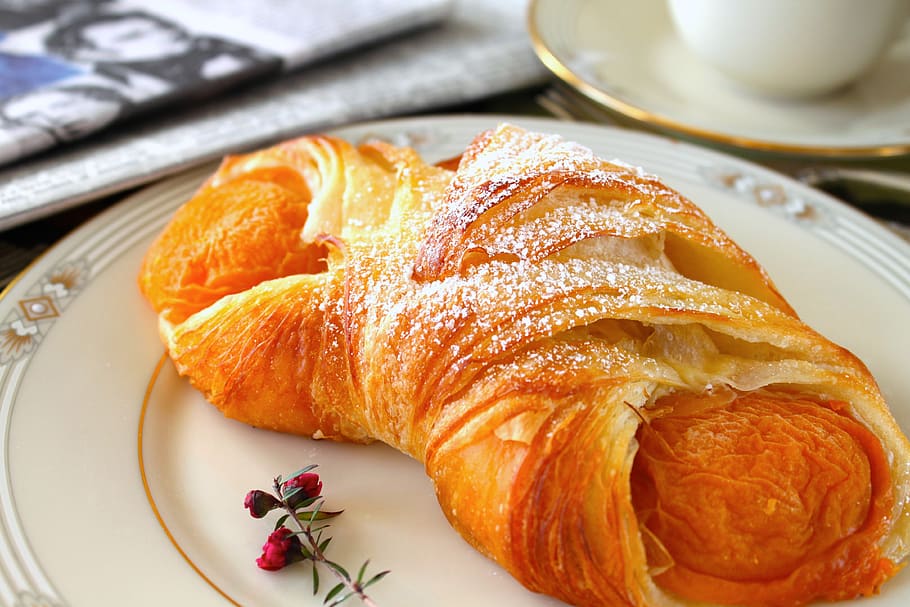 plat de pa, cocció, pa, mantega, continental, croissant, alba, deliciós, massa, menjar, casolà, melmelada, dinar, pastisseria, placa, menjar i beguda, frescor, natura morta, al forn, a l'interior, primer pla, llest per menjar, cap gent, taula, centrar-se en primer pla, vista d’angle alt, mida de la porció, menjar dolç, indulgència, menjar francès, color taronja, alimentació saludable, temptació, esmorzar, taronja, 4K