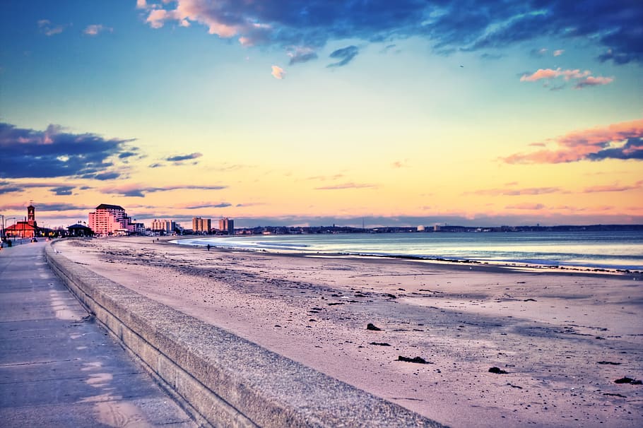 camp de neu, posta de sol, platja, edificis, núvols, paisatge, naturalesa, oceà, paviment, roques, sorra, mar, paisatge marí, vora del mar, Riba, cel, sol, aigua, onades, núvol - cel, terra, bellesa a la natura, escenics - natura, persones incidentals, a l'aire lliure, horitzó, escena tranquil·la, tranquil·litat, horitzó sobre l’aigua, color taronja, transport, 4K