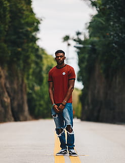 mennesker, fyr, mand, Skov, vej, bokeh, rippet, jeans, træer, bagagerum, sti, armbånd, rød, sort, afro amerikaner, krøllet, bane, en person, rigtige mennesker, afslappet tøj, fuld længde, stående, unge mænd, livsstil, forfra, kigger på kameraet, ung voksen, træ, herrer, portræt, dag, fritidsaktivitet, fokus på forgrunden, plante, natur, udendørs, 4K, CC0, offentligt domæne, royaltyfrie