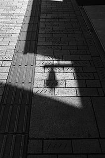 sti, gangbro, fortov, flise, etage, Matsuyama, japan, brosten, gulve, gade, klokke, BNW, Fujifilm, sort og hvid, skygge, skifer, træ, fodgænger, gelænder, menneskelig repræsentation, høj vinkel visning, repræsentation, statue, arkitektur, dag, mandlig lighed, ingen mennesker, sollys, Kunst og håndværk, bygget struktur, religion, skulptur, tro, udendørs, bygning udvendig, fokusere på skygge, 4K, CC0, offentligt domæne, royaltyfrie